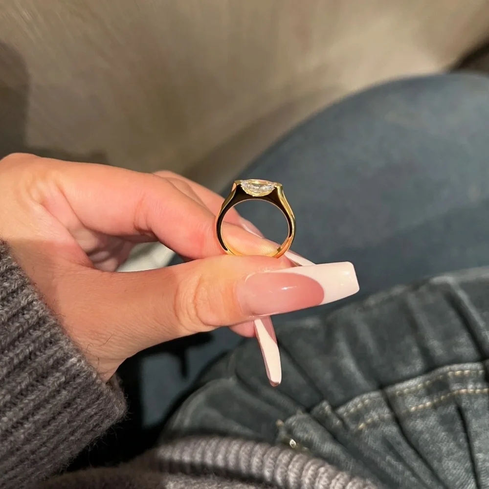 Elegant Marquise-Cut‎ Gold Ring - Picture 4 of 5